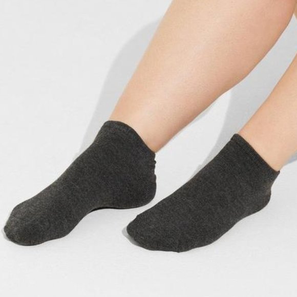 ❤️NWT TORRID WIDE WITH 5 PAIRS HALLOWEEN SHORTIE SOCKS - SKULLS BATS GHOSTS - Picture 4 of 10